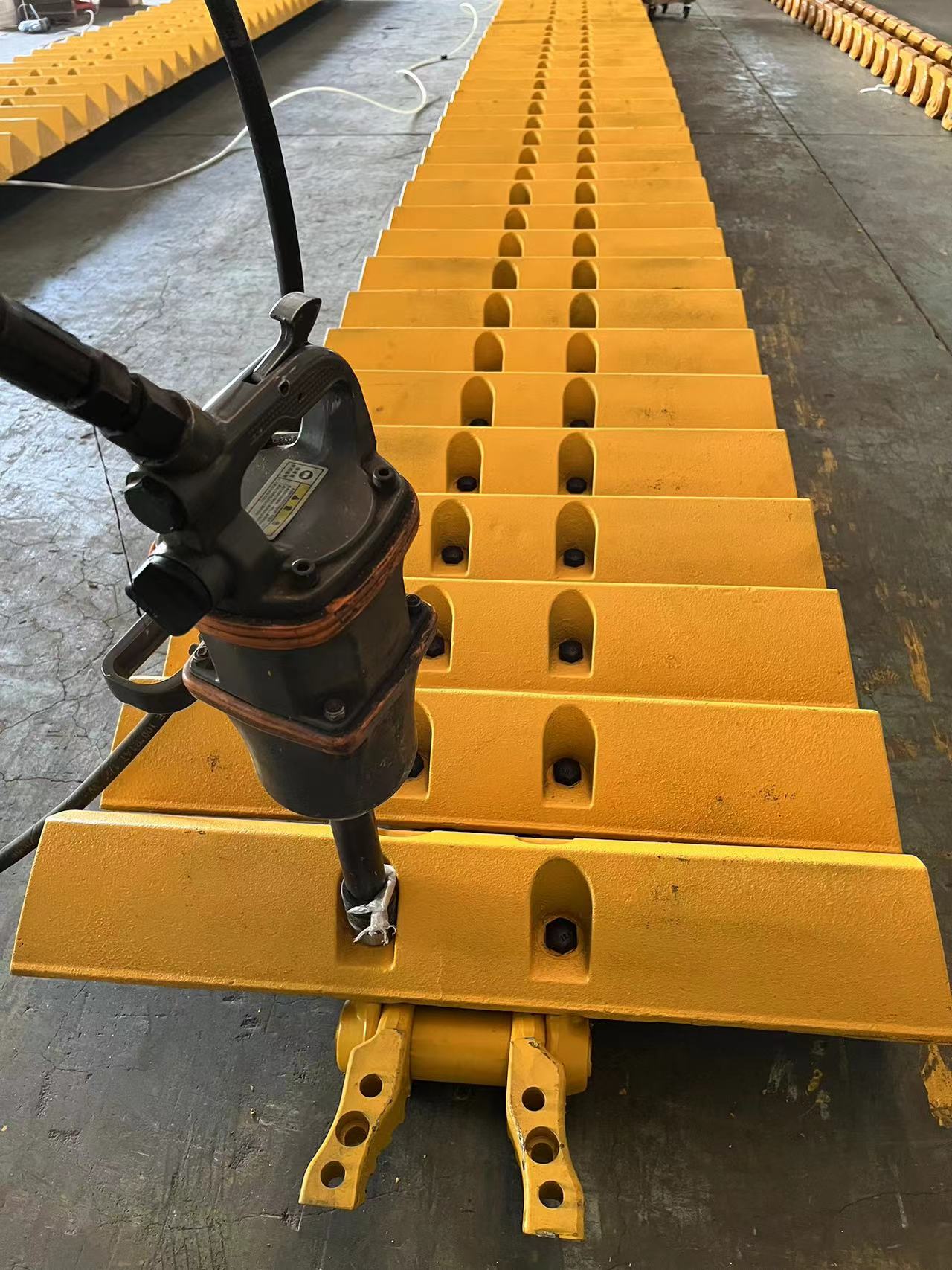 Moerasbaanskoen met breedte 1000 mm vir Komatsu D85 gestuur na klant